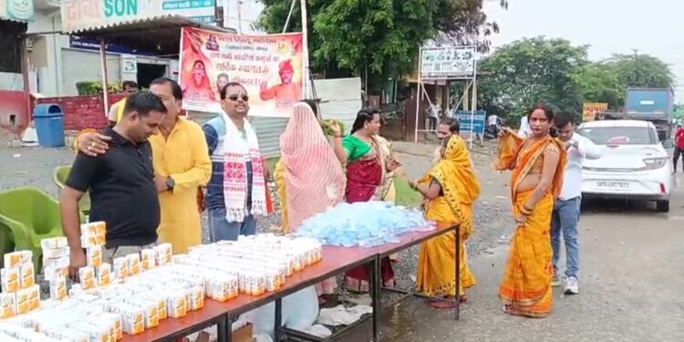 बारिश भी नहीं डिगा सकी शिवभक्तों का उत्साह, राधानंद गिरी ने श्रद्धालुओं को पिलाया शरबत-कोल्ड ड्रिंक।