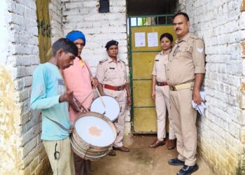 दहेज प्रताड़ना मामले में फरार कमल हसन व नसीमा बीबी के घर चस्पा हुआ इश्तेहार।