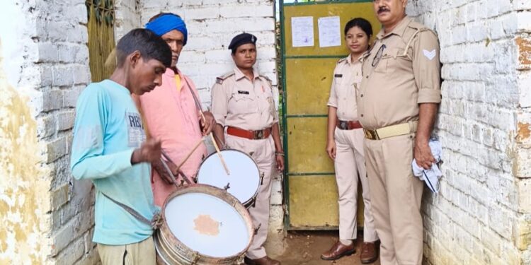 दहेज प्रताड़ना मामले में फरार कमल हसन व नसीमा बीबी के घर चस्पा हुआ इश्तेहार।