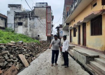 दुद्धी में सीसी सड़क निर्माण में अनियमितता पर उठे सवाल, मनोनीत सभासद ने रुकवाया काम।