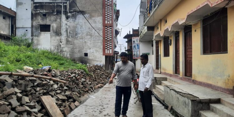 दुद्धी में सीसी सड़क निर्माण में अनियमितता पर उठे सवाल, मनोनीत सभासद ने रुकवाया काम।