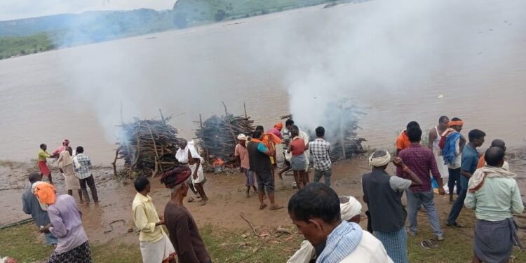 अहरौरा प्लांट हादसे में सोनभद्र के चार घरों में मातम, एक साथ पहुंची चार अर्थियां, अंतिम संस्कार के साथ गांव में पसरा सन्नाटा