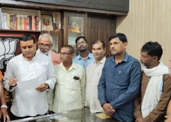 उत्तर प्रदेश ग्राम रोजगार सेवक संघ के पदाधिकारियों ने सदर विधायक से की मुलाकात।