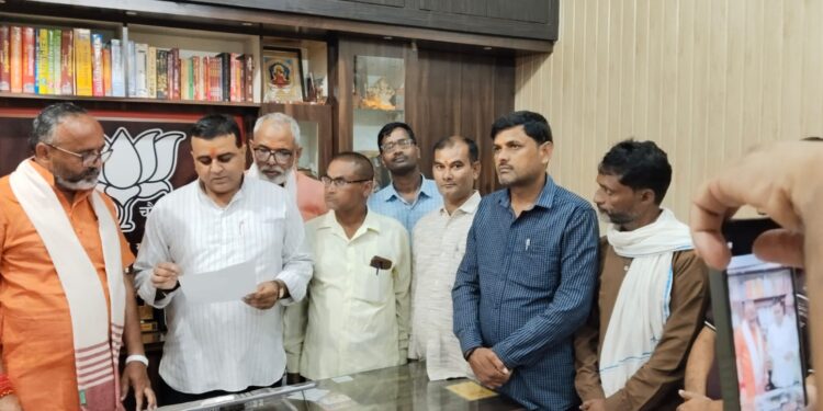 उत्तर प्रदेश ग्राम रोजगार सेवक संघ के पदाधिकारियों ने सदर विधायक से की मुलाकात।