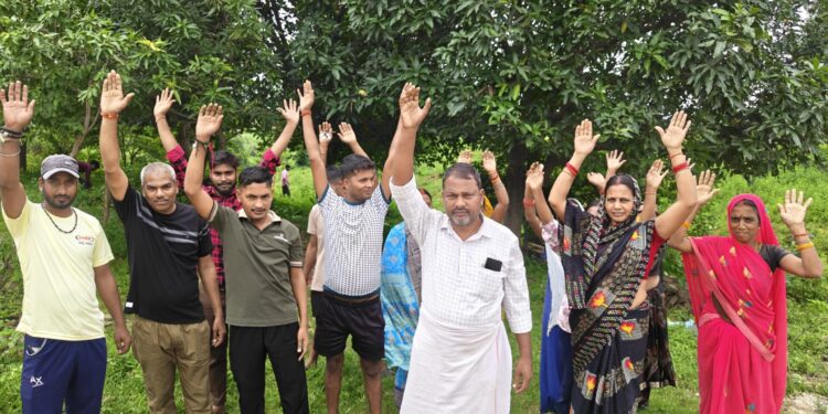 बैढ़न मोड़ से सिरसोती तक वन विभाग का अतिक्रमण हटाओ अभियान, विरोध में ग्रामीणों ने जाम की सड़क ।।