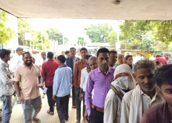 म्योरपुर सीएचसी मे लगा मरीजों का मेला 4 डाक्टर पड़ रहे कम।
