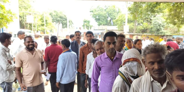 म्योरपुर सीएचसी मे लगा मरीजों का मेला 4 डाक्टर पड़ रहे कम।