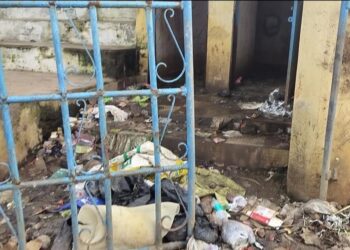 ग्रामीणों ने तत्काल कचड़ा साफ कराने के लिए किया प्रदर्शन।