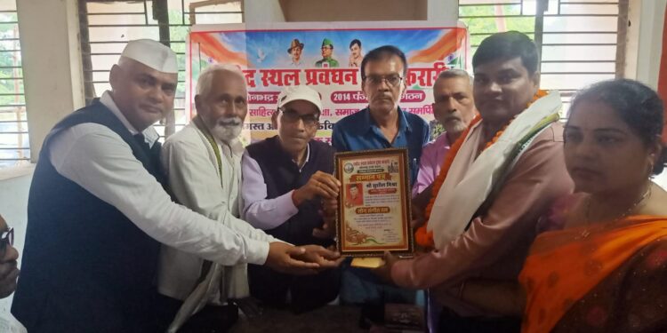 प्रभात सिंह चंदेल को सोन साहित्य रत्न व सुशील मिश्रा को मिला सोन संगीत रत्न।