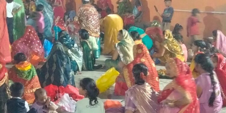 हरितालिका तीज पर निर्जला व्रत रख सुहागिन महिलाओं ने की पति के दीर्घायु व सुख समृद्धि की‌ कामना।