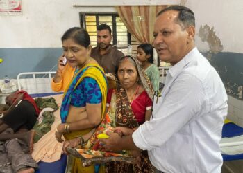 मण्डल दुद्धी:प्रधानमंत्री मोदी के जन्मदिन पर भाजपाइयों ने हॉस्पिटल में बांटी फल ब्रेड बिस्कुट शाम को मंदिरों में दीपोत्सव और हनुमान चालीसा पाठ होगा।