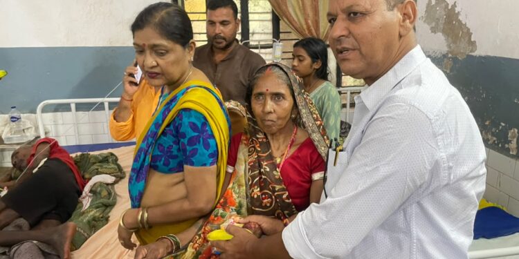 मण्डल दुद्धी:प्रधानमंत्री मोदी के जन्मदिन पर भाजपाइयों ने हॉस्पिटल में बांटी फल ब्रेड बिस्कुट शाम को मंदिरों में दीपोत्सव और हनुमान चालीसा पाठ होगा।