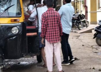 सिंचाई विभाग के कर्मचारी को गंभीर अवस्था में सीएससी दुद्धी लाया गया,जहां डॉक्टर के मृत घोषित करने के बाद परिजन लेकर पहुंचे अन्य अस्पताल।