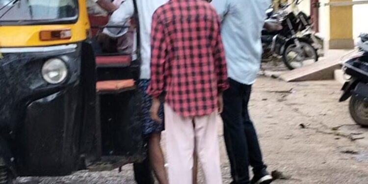 सिंचाई विभाग के कर्मचारी को गंभीर अवस्था में सीएससी दुद्धी लाया गया,जहां डॉक्टर के मृत घोषित करने के बाद परिजन लेकर पहुंचे अन्य अस्पताल।