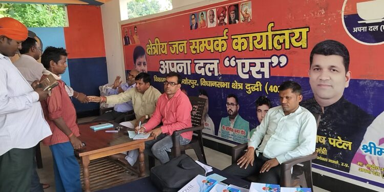 निशुल्क नेत्र परीक्षण कर दिया गया चश्मा।