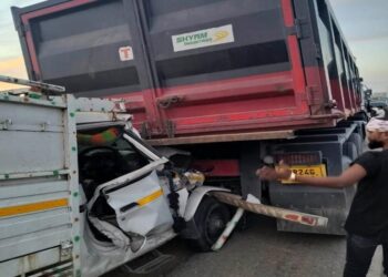वाराणसी-शक्तिनगर मार्ग पर खड़े ट्रक में पिकअप ने मारी टक्कर, चालक-खलासी की मौत।