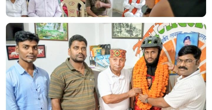 आठ राज्यों सहित यूपी के 74 जिला पार कर सोनभद्र के तहसील ओबरा पहुंचे आत्मबली वासु राईडर।