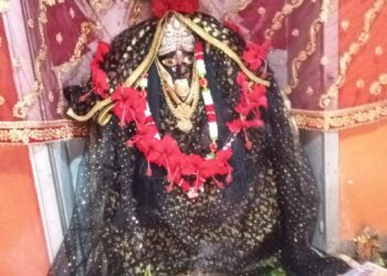 माँ काली मंदिर में चांदी का मुकुट और छतरी समेत कीमती सामान चोरी।