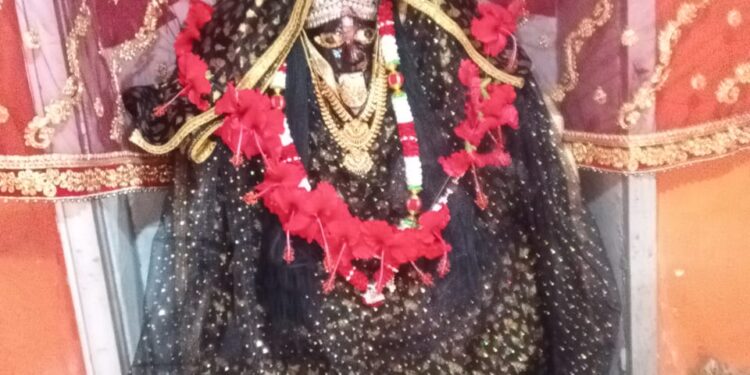 माँ काली मंदिर में चांदी का मुकुट और छतरी समेत कीमती सामान चोरी।