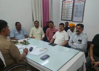 काली मंदिर चोरी के खुलासे को लेकर काली मंदिर समिति प्रतिनिधिमंडल ने थाना प्रभारी से की मुलाकात।