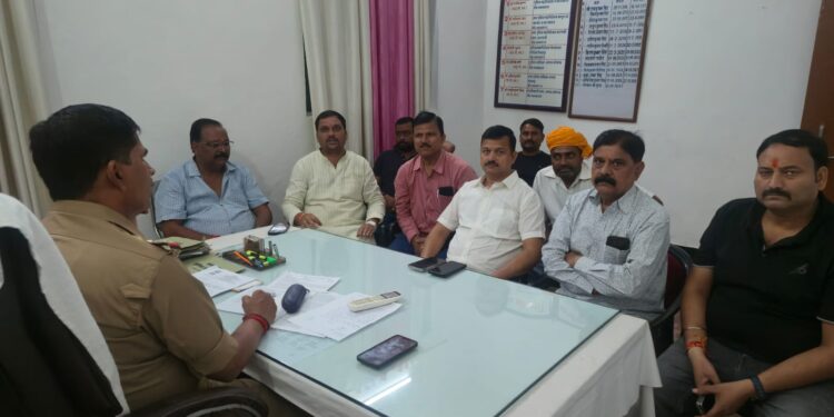 काली मंदिर चोरी के खुलासे को लेकर काली मंदिर समिति प्रतिनिधिमंडल ने थाना प्रभारी से की मुलाकात।