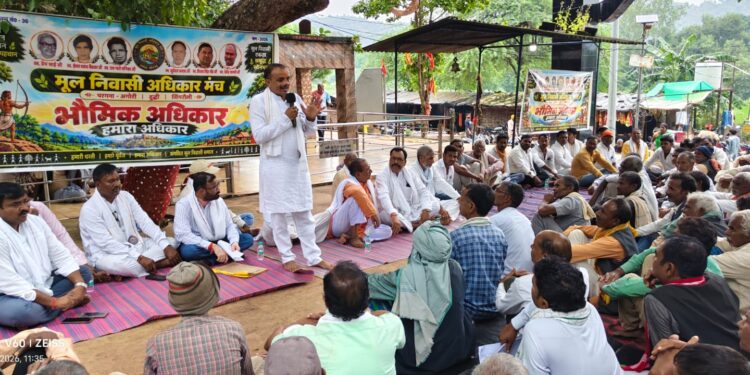 433 गांव के भौमिक अधिकार से जुड़े आंदोलन ने पकड़ी रफ़्तार-जुगैल में जुटे हजारो मूल निवासी।