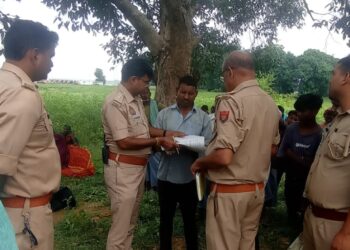 खेत में जामुन के पेड़ से लटका मिला 65 वर्षीय व्यक्ति का शव।
