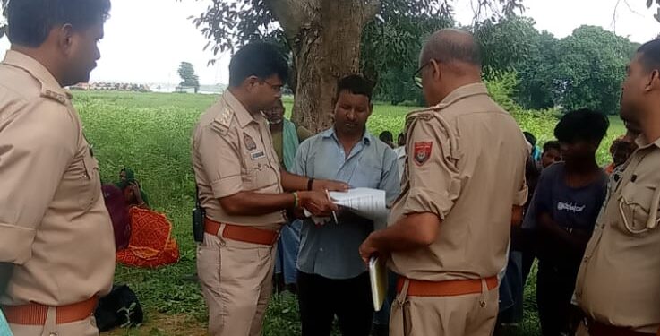 खेत में जामुन के पेड़ से लटका मिला 65 वर्षीय व्यक्ति का शव।