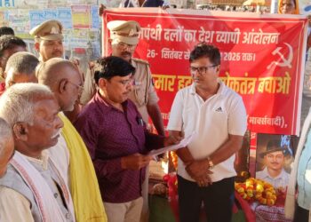 सीईसी ज्ञानेश कुमार के इस्तीफे की मांग को लेकर वामपंथी दलों के कार्यकर्ताओं ने दिया स्वर्ण जयंती चौक के पार्क में धरना।