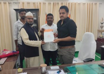 प्रधानमंत्री श्री नरेंद्र मोदी जी के नाम व्यापार मंडल ने जिलाधिकारी को सौंपा ज्ञापन।