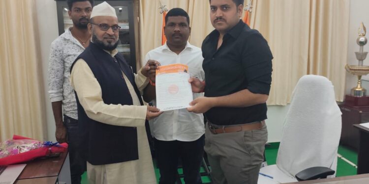 प्रधानमंत्री श्री नरेंद्र मोदी जी के नाम व्यापार मंडल ने जिलाधिकारी को सौंपा ज्ञापन।