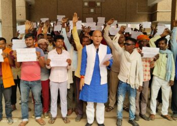 राहुल पाण्डेय के नेतृत्व में जुगैल के आदिवासियों ने पांच सूत्रीय मांगों को लेकर कलेक्ट्रेट में सौंपा ज्ञापन।