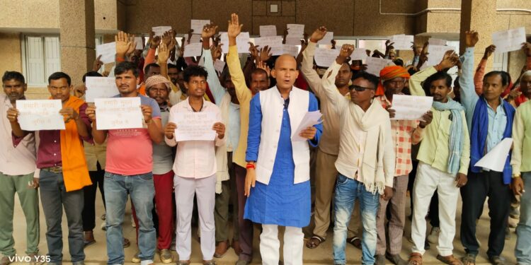 राहुल पाण्डेय के नेतृत्व में जुगैल के आदिवासियों ने पांच सूत्रीय मांगों को लेकर कलेक्ट्रेट में सौंपा ज्ञापन।
