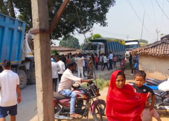 राखड़ लदे हाईवा का टायर फटा, चपेट में आए कई ग्रामीण ।।
