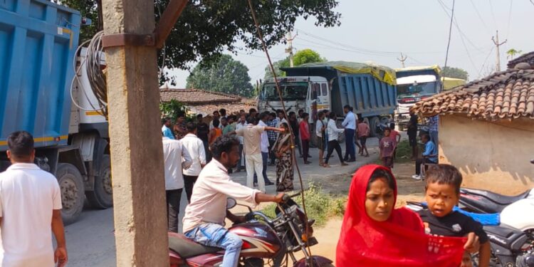 राखड़ लदे हाईवा का टायर फटा, चपेट में आए कई ग्रामीण ।।