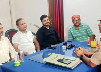 नवागत म्योरपुर थाना अध्यक्ष जितेंद्र सरोज ने पत्रकारों के साथ बैठक।