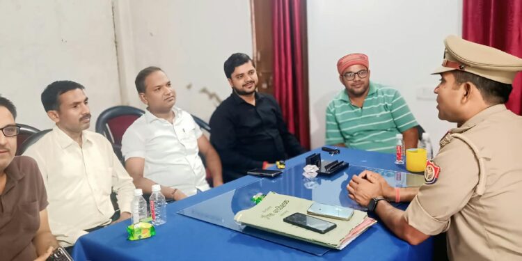 नवागत म्योरपुर थाना अध्यक्ष जितेंद्र सरोज ने पत्रकारों के साथ बैठक।