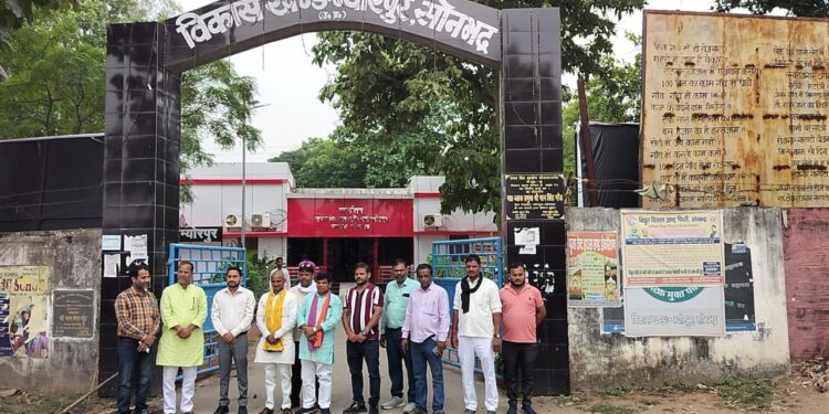 राज्य मंत्री एव ब्लाक प्रमुख ने दो जगह सीसी रोड़ का किया उद्घाटन।