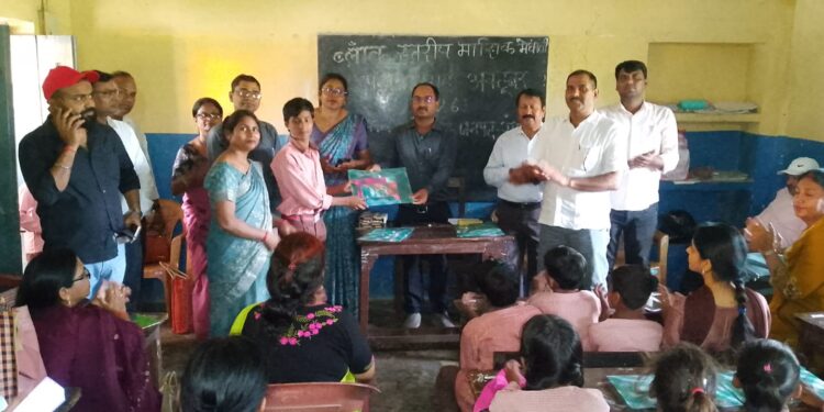 विकासखंड चोपन में खंड शिक्षा अधिकारी लोकेश कुमार मिश्रा के नेतृत्व में अनोखी पहल।