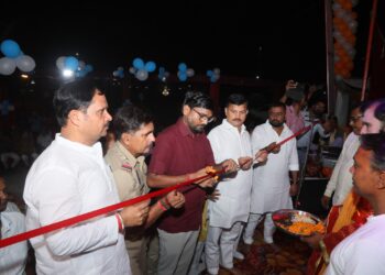 मुकुट पूजन एवं नारद मोह मंचन के साथ चोपन रेलवे रामलीला का।