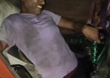 मक्का लदी ट्रक पलटा केबिन मे चार घण्टे तक ड्रावर फसा।