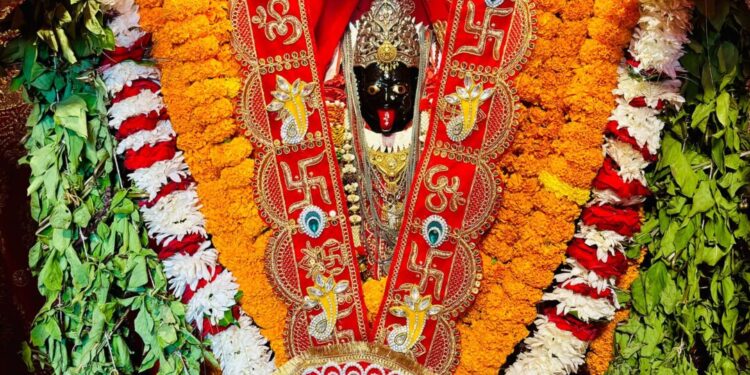 शारदीय नवरात्रि : दुद्धी स्थित माँ काली मंदिर में उमड़ा आस्था का महासागर, ‘जय माता दी’ के जयकारों से गुंजायमान हुआ नगर।