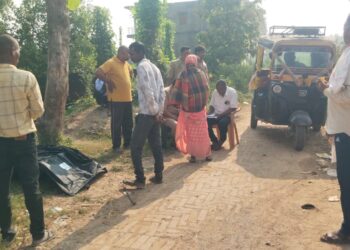 चोपन में पेड़ के नीचे संदिग्ध परिस्थितियों में मिला 38 वर्षीय व्यक्ति का शव, पुलिस जांच में जुटी।