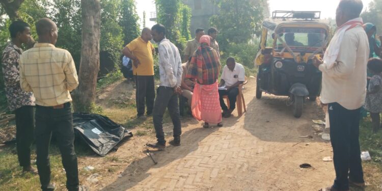 चोपन में पेड़ के नीचे संदिग्ध परिस्थितियों में मिला 38 वर्षीय व्यक्ति का शव, पुलिस जांच में जुटी।
