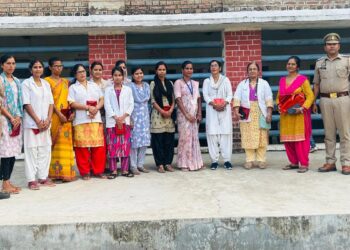 थानाध्यक्ष ने सामाजिक कार्य मे योगदान देने वाली महिलाओ को किया सम्मानित।