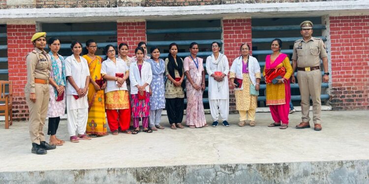 थानाध्यक्ष ने सामाजिक कार्य मे योगदान देने वाली महिलाओ को किया सम्मानित।