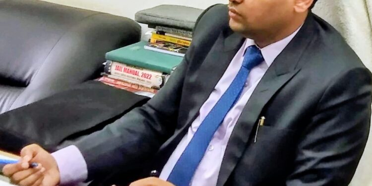 सोनभद्र जेल में 879 बंदी निरुद्ध, सचिव राहुल ने परखी व्यवस्था, किया जागरूक ।