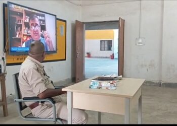 साइबर ठगी से बचाव हेतु बीजपुर पुलिस ने छात्राओं को किया जागरूक।