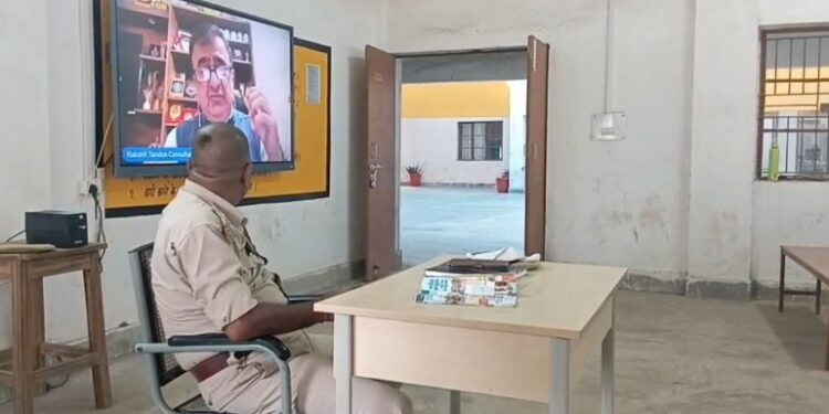 साइबर ठगी से बचाव हेतु बीजपुर पुलिस ने छात्राओं को किया जागरूक।