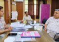 कर्मचारियों संग बैठक लेते एआरटीओ कौशल कुमार सिंह।